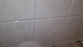 Figliastro guardone spia la in doccia e si sega cazzo duro e bagnato per la moglie del cornuto mamma in doccia