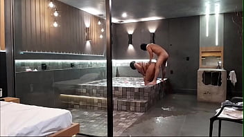 Tava na banheira e rolou aquele sexo selvagem morena não aguentou minha rola