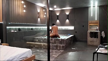 Tava na banheira e rolou aquele sexo selvagem morena não aguentou minha rola