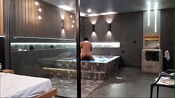 Tava na banheira e rolou aquele sexo selvagem morena não aguentou minha rola