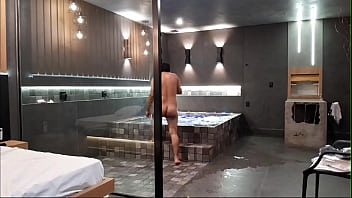 Tava na banheira e rolou aquele sexo selvagem morena não aguentou minha rola