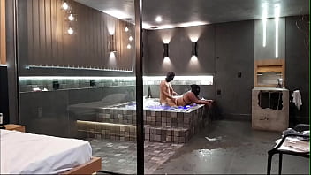 Tava na banheira e rolou aquele sexo selvagem morena não aguentou minha rola