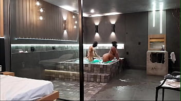 Tava na banheira e rolou aquele sexo selvagem morena não aguentou minha rola