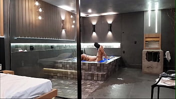 Tava na banheira e rolou aquele sexo selvagem morena não aguentou minha rola