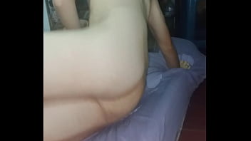 Escupo mi pene y luego intento acomodar el celular y deja de grabar
