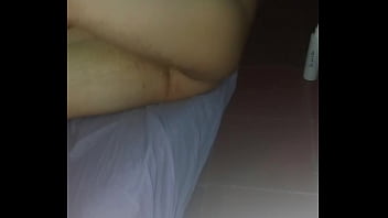 Escupo mi pene y luego intento acomodar el celular y deja de grabar