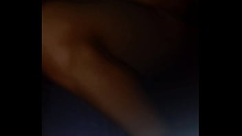 Escupo mi pene y luego intento acomodar el celular y deja de grabar