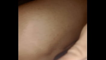 Escupo mi pene y luego intento acomodar el celular y deja de grabar