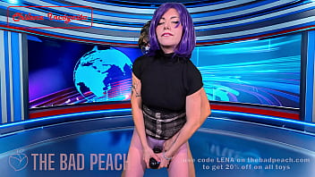 Presentadora de infomercial prueba en vivo juguete sexual the bad peach revolvex trailer