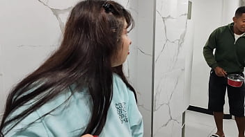 Rioc fucks the beautiful and tetona jennie in the kitchen