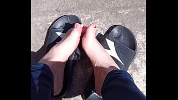 Piedi al sole prima della pedicure