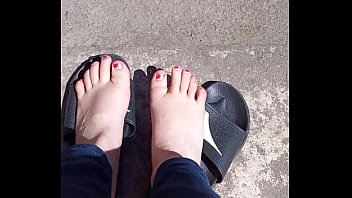Piedi al sole prima della pedicure