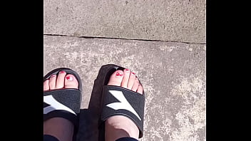 Piedi al sole prima della pedicure