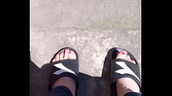 Piedi al sole prima della pedicure