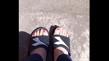 Piedi al sole prima della pedicure