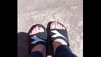 Piedi al sole prima della pedicure