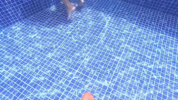 Encuentro una desconocida de culo enorme masturbandose en la piscina y le cambio su dildo de plastico por una verga de verdad