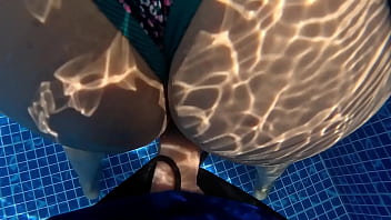 Encuentro una desconocida de culo enorme masturbandose en la piscina y le cambio su dildo de plastico por una verga de verdad