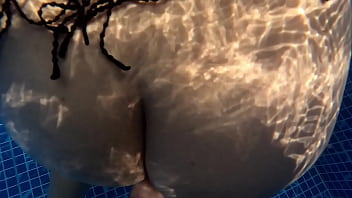 Encuentro Una Desconocida De Culo Enorme Masturbandose En La Piscina Y Le Cambio Su Dildo De Plastico Por Una Verga De Verdad thumbnail
