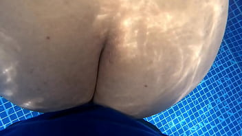Encuentro Una Desconocida De Culo Enorme Masturbandose En La Piscina Y Le Cambio Su Dildo De Plastico Por Una Verga De Verdad thumbnail