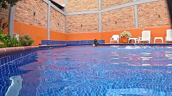 Encuentro una desconocida de culo enorme masturbandose en la piscina y le cambio su dildo de plastico por una verga de verdad