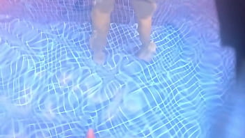 Encuentro una desconocida de culo enorme masturbandose en la piscina y le cambio su dildo de plastico por una verga de verdad