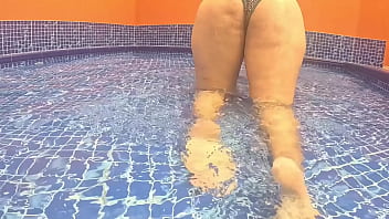 Encuentro una desconocida de culo enorme masturbandose en la piscina y le cambio su dildo de plastico por una verga de verdad