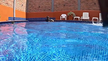 Encuentro una desconocida de culo enorme masturbandose en la piscina y le cambio su dildo de plastico por una verga de verdad