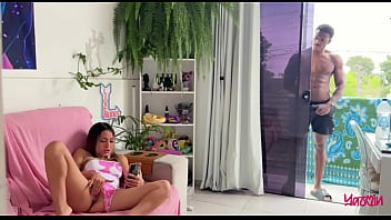 Meu padrasto me pegou batendo uma e me fez gozar até ele jorrar leite na minha bucetinha completo no sheer e red