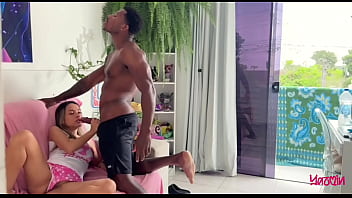 Meu padrasto me pegou batendo uma e me fez gozar até ele jorrar leite na minha bucetinha completo no sheer e red