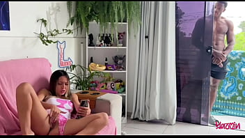 Meu padrasto me pegou batendo uma e me fez gozar até ele jorrar leite na minha bucetinha completo no sheer e red