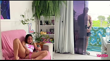 Meu padrasto me pegou batendo uma e me fez gozar até ele jorrar leite na minha bucetinha completo no sheer e red