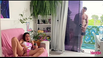 Meu padrasto me pegou batendo uma e me fez gozar até ele jorrar leite na minha bucetinha completo no sheer e red