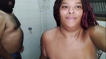 Tranzei no banheiro com o mascarado gozou nos meus peitos e na minha boca
