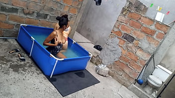 Seorang wanita india atletis dan seorang wanita latin bertubuh gemuk menikmati liburan di tepi kolam renang sementara matahari menghangatkan tubuh sensual mereka