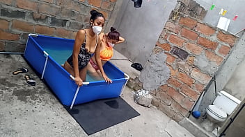 Seorang wanita india atletis dan seorang wanita latin bertubuh gemuk menikmati liburan di tepi kolam renang sementara matahari menghangatkan tubuh sensual mereka