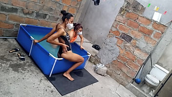 Seorang wanita india atletis dan seorang wanita latin bertubuh gemuk menikmati liburan di tepi kolam renang sementara matahari menghangatkan tubuh sensual mereka