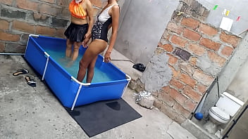 Seorang wanita india atletis dan seorang wanita latin bertubuh gemuk menikmati liburan di tepi kolam renang sementara matahari menghangatkan tubuh sensual mereka