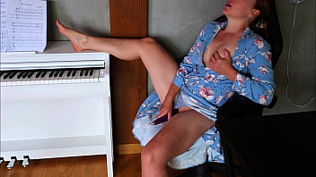 Famous musician plays with her pussy before the performance to relieve stress