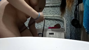 девушка в ванной сидя на стиральной машине играет вибраторами thumbnail