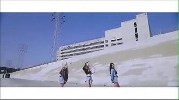 Loona odd eye circle girl front