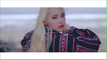 Loona odd eye circle girl front
