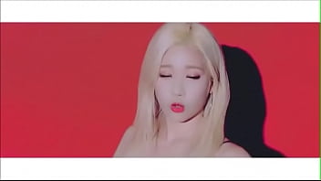 Loona odd eye circle girl front