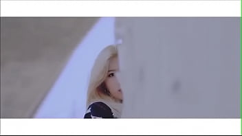 Loona Odd Eye Circle Girl Front thumbnail