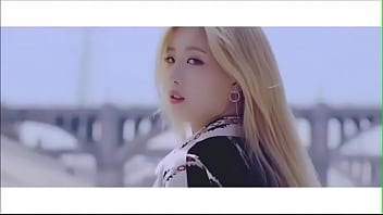 Loona odd eye circle girl front