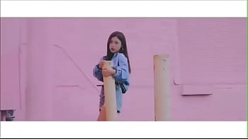 Loona odd eye circle girl front