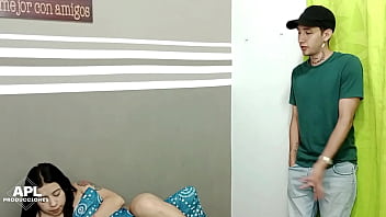 Miren lo que hace la cachonda de mi hermanastra cada vez que esta sola en su cuarto