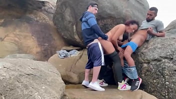 Casada fudendo na praia com dois Casada fudendo na praia com dois