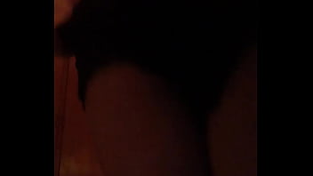 Quitandome el pantalon mi culo