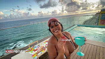 Dançando de micro biquini na piscina do hotel